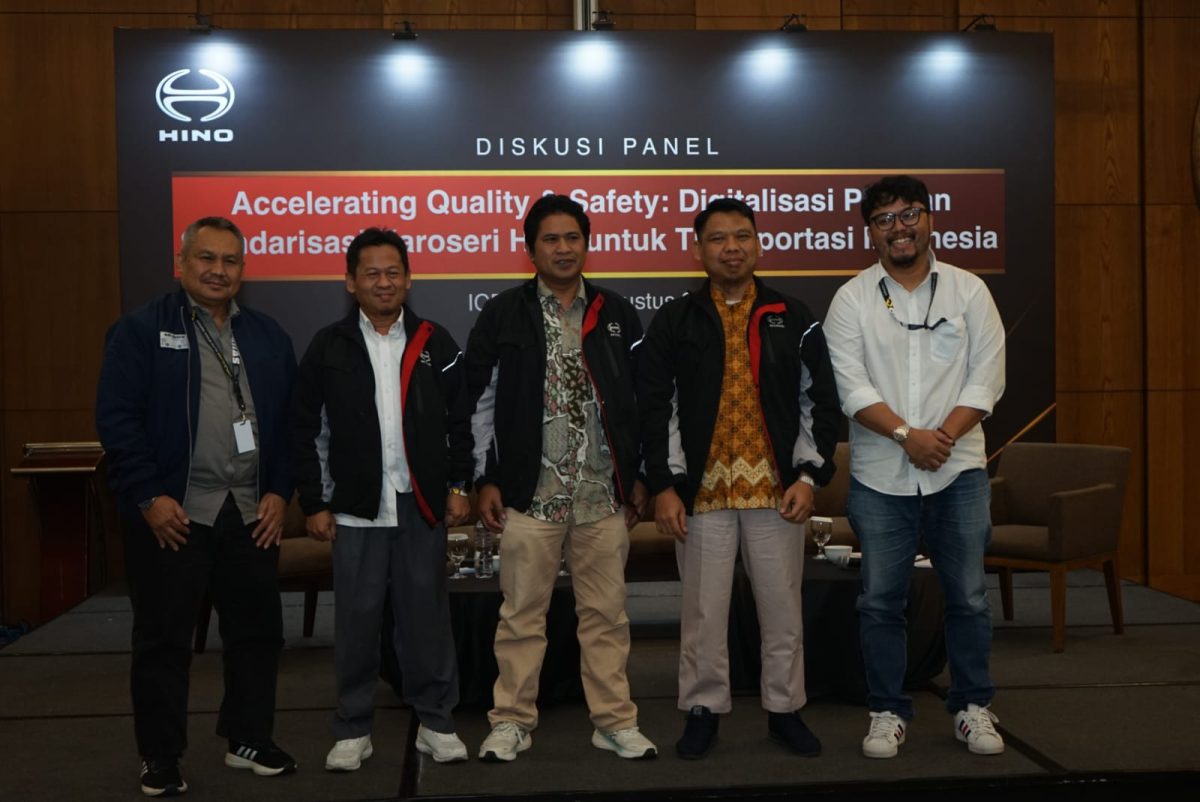 Perwakilan PT Hino Motors Sales Indonesia (HMSI) memaparkan penerapan Digital Pre Delivery Inspection (Digital PDI) dan program standarisasi karoseri dalam panel diskusi di GIIAS 2026 sebagai upaya meningkatkan kualitas, keselamatan, dan keandalan kendaraan niaga bagi pelanggan.