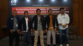 Perwakilan PT Hino Motors Sales Indonesia (HMSI) memaparkan penerapan Digital Pre Delivery Inspection (Digital PDI) dan program standarisasi karoseri dalam panel diskusi di GIIAS 2026 sebagai upaya meningkatkan kualitas, keselamatan, dan keandalan kendaraan niaga bagi pelanggan.