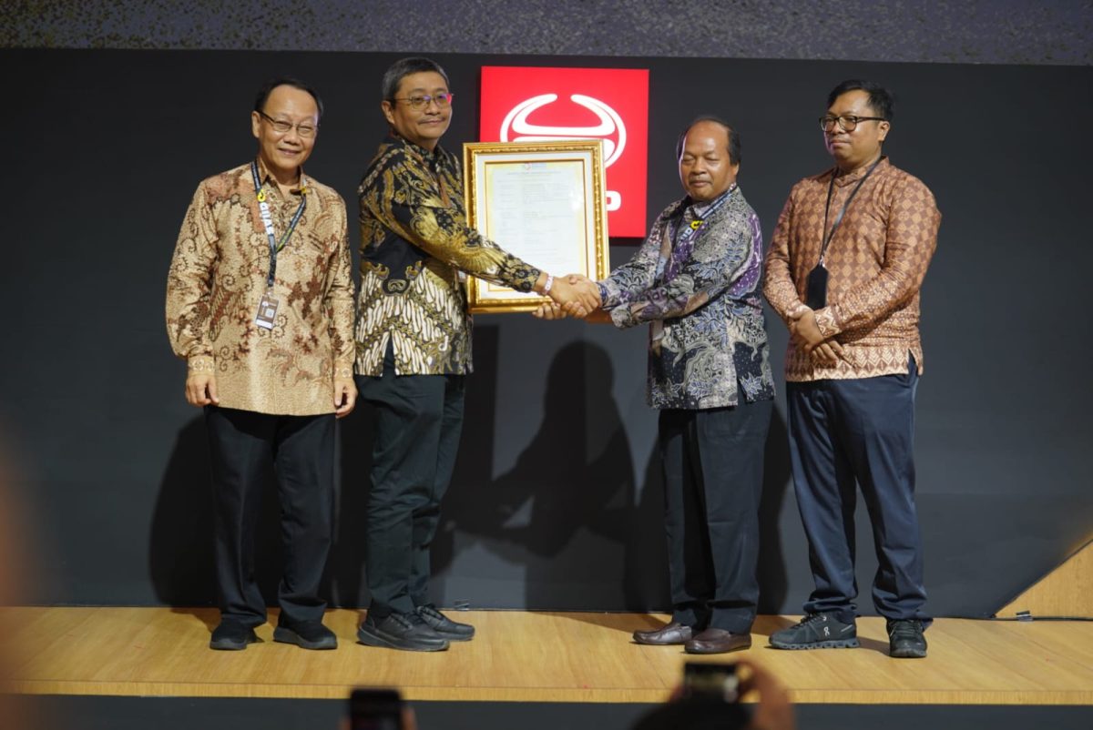 Penyerahan simbolis pembaruan Sertifikat TKDN kepada PT Hino Motors Manufacturing Indonesia pada ajang GIIAS 2026 sebagai wujud komitmen meningkatkan penggunaan komponen dalam negeri.