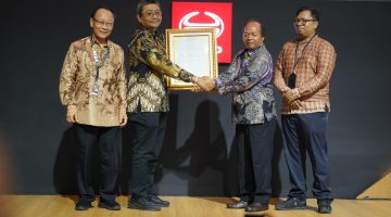 Penyerahan simbolis pembaruan Sertifikat TKDN kepada PT Hino Motors Manufacturing Indonesia pada ajang GIIAS 2026 sebagai wujud komitmen meningkatkan penggunaan komponen dalam negeri.