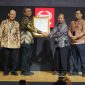 Penyerahan simbolis pembaruan Sertifikat TKDN kepada PT Hino Motors Manufacturing Indonesia pada ajang GIIAS 2026 sebagai wujud komitmen meningkatkan penggunaan komponen dalam negeri.