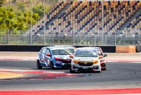 Persaingan sengit pembalap Honda Racing Indonesia di kelas ITCR 1.200 pada Mandalika Festival of Speed (MFoS) 2026 di Pertamina Mandalika International Circuit, Lombok. Tiga Honda Brio RS tampil beriringan memperebutkan posisi terdepan.