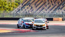 Persaingan sengit pembalap Honda Racing Indonesia di kelas ITCR 1.200 pada Mandalika Festival of Speed (MFoS) 2026 di Pertamina Mandalika International Circuit, Lombok. Tiga Honda Brio RS tampil beriringan memperebutkan posisi terdepan.