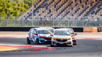 Persaingan sengit pembalap Honda Racing Indonesia di kelas ITCR 1.200 pada Mandalika Festival of Speed (MFoS) 2026 di Pertamina Mandalika International Circuit, Lombok. Tiga Honda Brio RS tampil beriringan memperebutkan posisi terdepan.