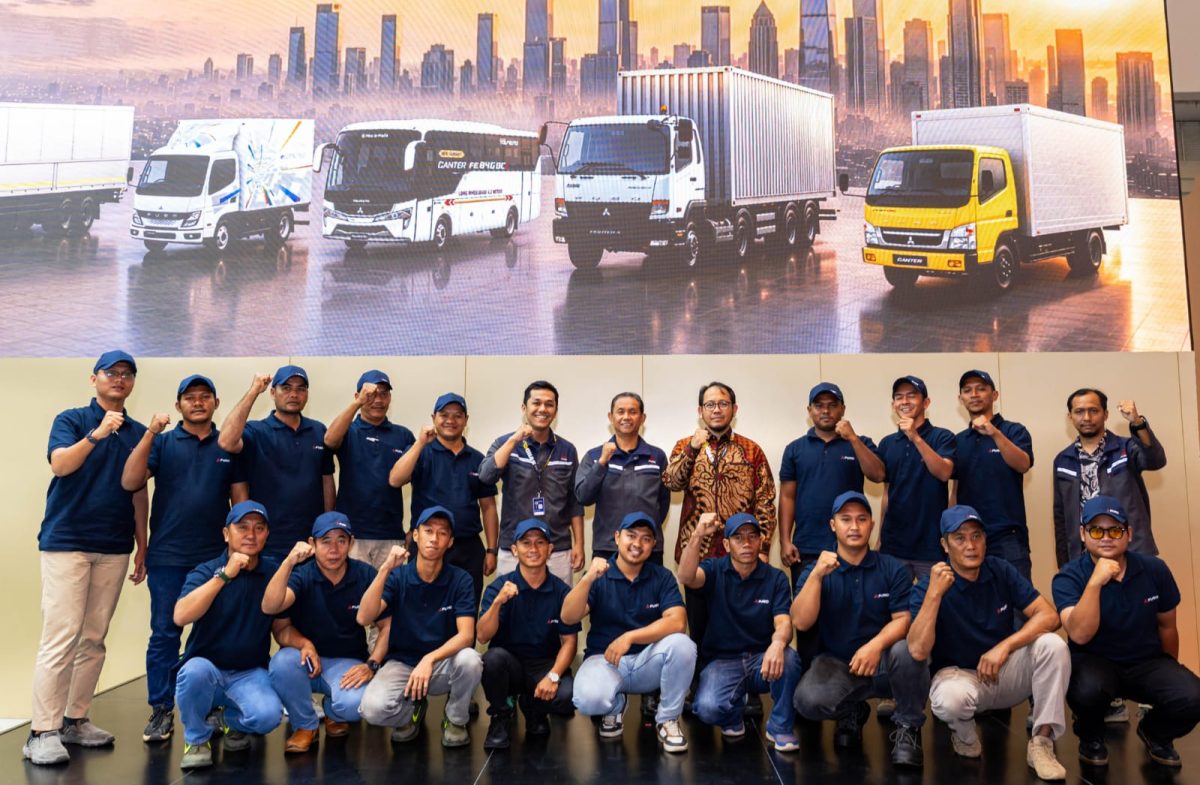 Foto bersama peserta VIP Fleet Training 2026 bersama jajaran PT Krama Yudha Tiga Berlian Motors (KTB) di booth Mitsubishi Fuso pada ajang GIIAS 2026. Program ini membekali konsumen fleet dengan pengetahuan teknologi kendaraan niaga, perawatan armada, serta solusi digital untuk meningkatkan produktivitas operasional.