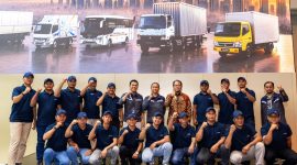 Foto bersama peserta VIP Fleet Training 2026 bersama jajaran PT Krama Yudha Tiga Berlian Motors (KTB) di booth Mitsubishi Fuso pada ajang GIIAS 2026. Program ini membekali konsumen fleet dengan pengetahuan teknologi kendaraan niaga, perawatan armada, serta solusi digital untuk meningkatkan produktivitas operasional.