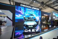 OMODA 4 EV resmi diperkenalkan di ajang GIIAS 2026. Mobil listrik bergaya futuristis ini menjadi sorotan berkat teknologi AI yang diusung sebagai bagian dari strategi OMODA JAECOO menghadirkan kendaraan pintar untuk pasar Indonesia.