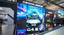 OMODA 4 EV resmi diperkenalkan di ajang GIIAS 2026. Mobil listrik bergaya futuristis ini menjadi sorotan berkat teknologi AI yang diusung sebagai bagian dari strategi OMODA JAECOO menghadirkan kendaraan pintar untuk pasar Indonesia.