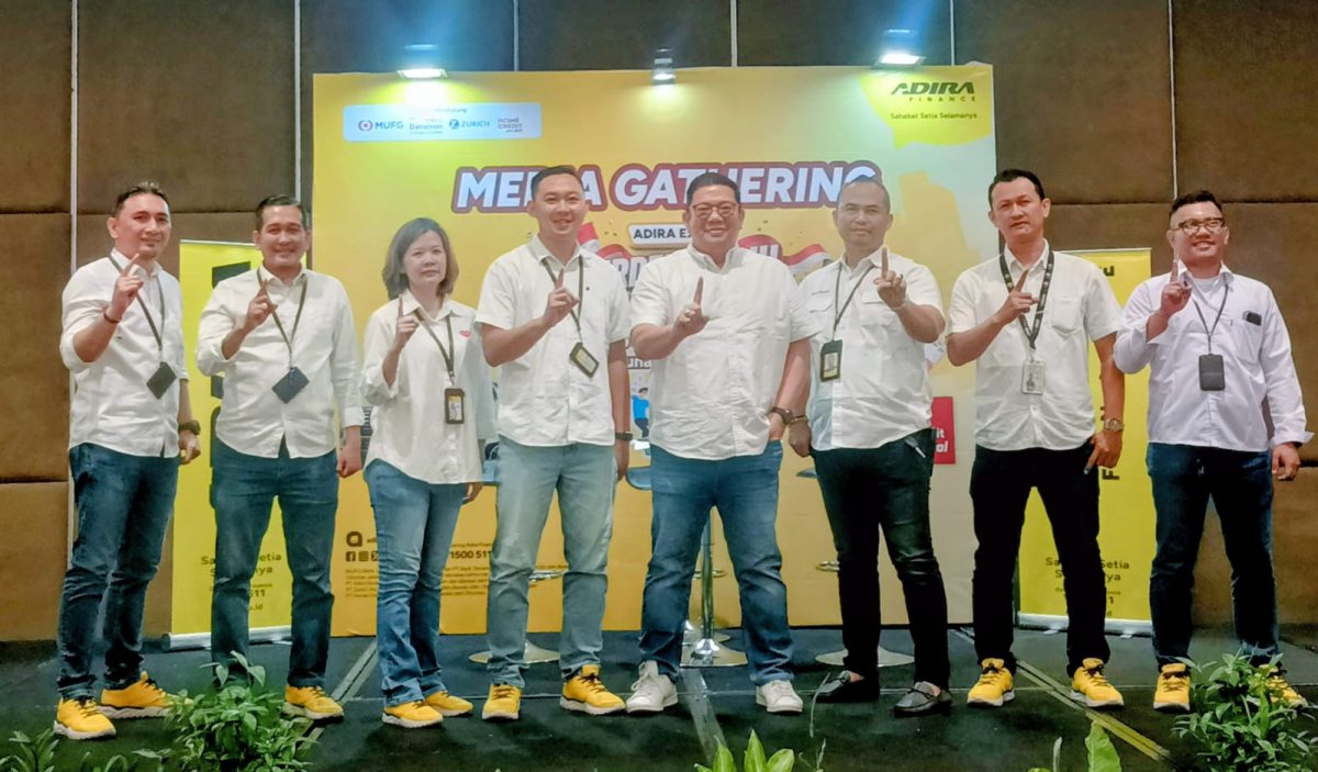 Jajaran manajemen Adira Finance berfoto bersama usai Media Gathering Adira Expo 2026 di Bandung. Adira Expo akan digelar pada 7–9 Agustus 2026 dengan menawarkan berbagai promo pembiayaan kendaraan dan program spesial menyambut HUT ke-81 Republik Indonesia.