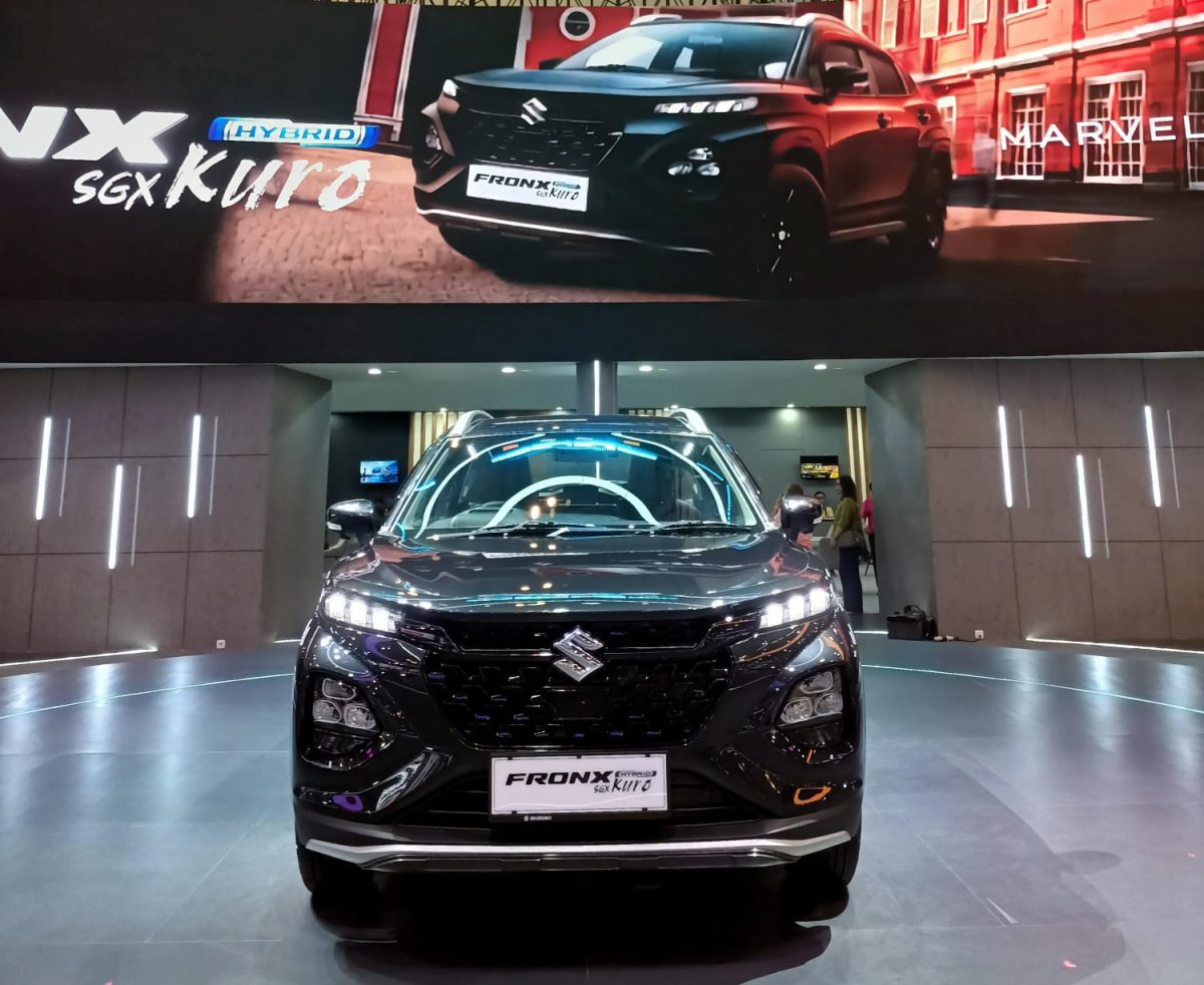 Ket. Foto: Suzuki Fronx SGX Hybrid Kuro dipamerkan di booth Suzuki pada ajang GAIKINDO Indonesia International Auto Show (GIIAS) 2026 di ICE BSD City, Tangerang. Varian tertinggi Fronx ini dibekali teknologi Smart Hybrid Vehicle by Suzuki (SHVS), kamera 360 derajat, dan Tire Pressure Monitoring System (TPMS) yang menjadi daya tarik utama bagi pengunjung. Foto: Dok. KlikOto.