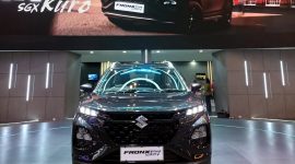 Ket. Foto: Suzuki Fronx SGX Hybrid Kuro dipamerkan di booth Suzuki pada ajang GAIKINDO Indonesia International Auto Show (GIIAS) 2026 di ICE BSD City, Tangerang. Varian tertinggi Fronx ini dibekali teknologi Smart Hybrid Vehicle by Suzuki (SHVS), kamera 360 derajat, dan Tire Pressure Monitoring System (TPMS) yang menjadi daya tarik utama bagi pengunjung. Foto: Dok. KlikOto.