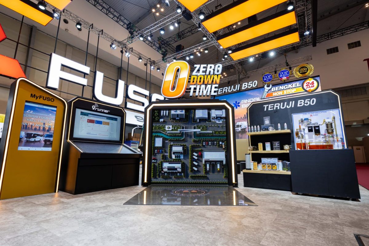 Booth Mitsubishi Fuso di GIIAS 2026 menampilkan ekosistem layanan Next Generation Zero Down Time (ZDT) yang mengandalkan teknologi telematika, pemantauan real time, dan jaringan purnajual untuk meminimalkan downtime armada pelanggan.