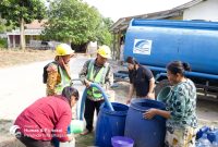 Petugas Perumda Tirta Bhagasasi mendistribusikan air bersih menggunakan mobil tangki kepada warga terdampak kekeringan di Kabupaten Bekasi. Hingga Agustus 2026, lebih dari 2,5 juta liter air bersih telah disalurkan untuk memenuhi kebutuhan masyarakat selama musim kemarau.