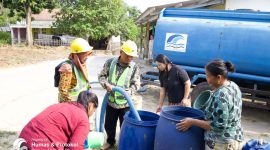 Petugas Perumda Tirta Bhagasasi mendistribusikan air bersih menggunakan mobil tangki kepada warga terdampak kekeringan di Kabupaten Bekasi. Hingga Agustus 2026, lebih dari 2,5 juta liter air bersih telah disalurkan untuk memenuhi kebutuhan masyarakat selama musim kemarau.