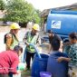 Petugas Perumda Tirta Bhagasasi mendistribusikan air bersih menggunakan mobil tangki kepada warga terdampak kekeringan di Kabupaten Bekasi. Hingga Agustus 2026, lebih dari 2,5 juta liter air bersih telah disalurkan untuk memenuhi kebutuhan masyarakat selama musim kemarau.