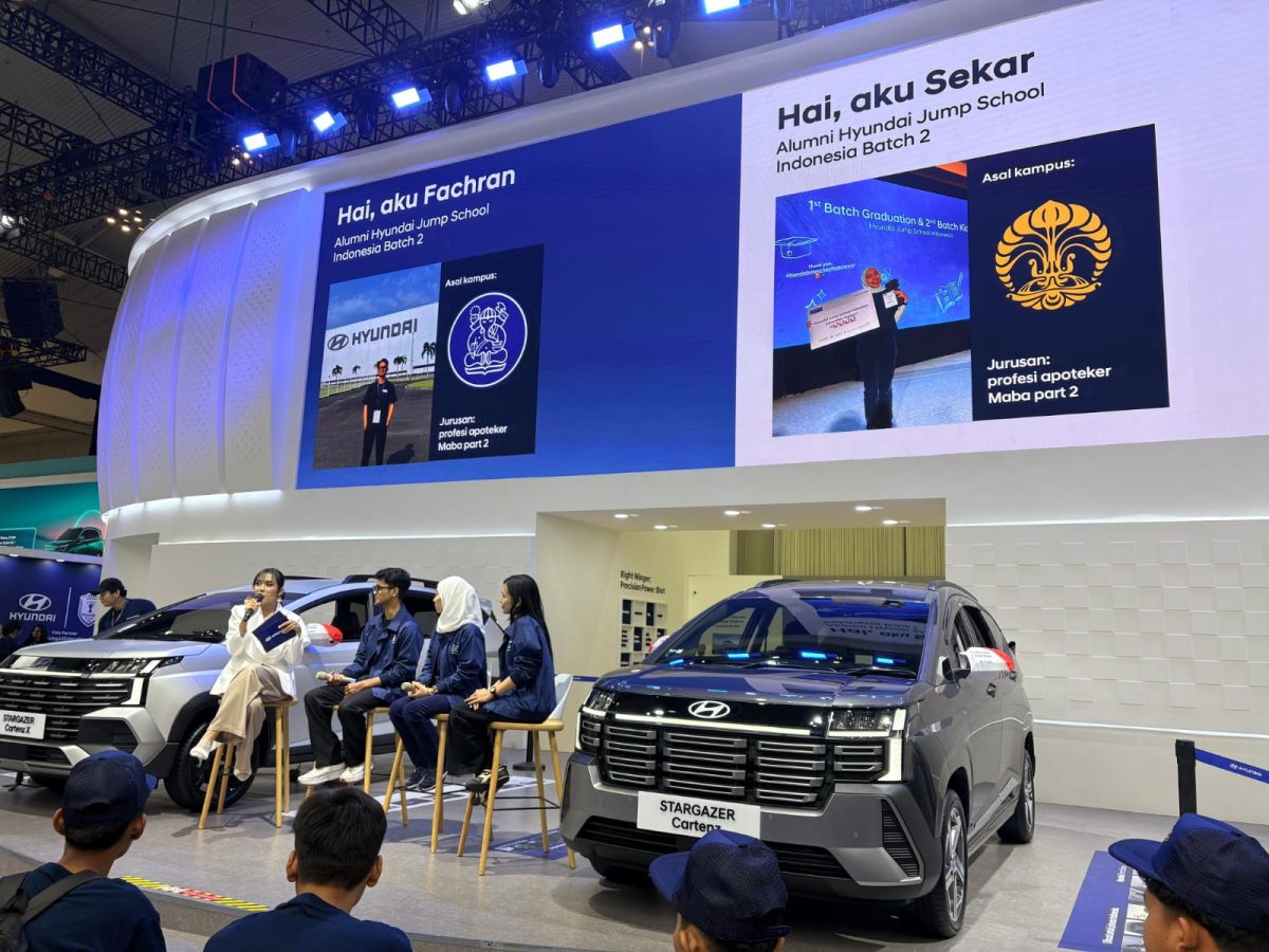 Mahasiswa relawan Hyundai Jump School Indonesia memberikan sesi berbagi inspirasi kepada siswa SMK di ajang GIIAS 2026.