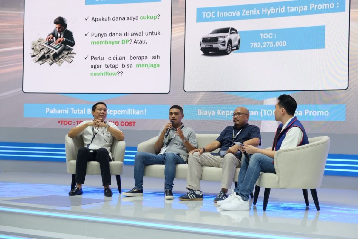 Para narasumber berbagi strategi memilih kendaraan dan
pembiayaan yang tepat.
Dari kiri ke kanan: Regional Retail Business Head DKI 1 ACC Henry Sinaga, Area 1
Dept Head TAF David Allister, Area Business Head DKI 1 Auto2000 Riki Rusdiono, dan
Moderator.