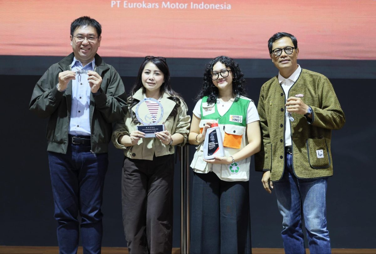 Perwakilan Mazda Indonesia berfoto bersama usai memperkenalkan Roadster Key Chain dan Circle of Joy Trophy, dua produk hasil kolaborasi dengan Kompas Lestari dan 4GoodThings yang dibuat dari botol Mazda Genuine Oil bekas melalui proses daur ulang (recycling) dan upcycling. Inisiatif ini menjadi wujud komitmen Mazda dalam mengedepankan craftsmanship, keberlanjutan, dan inovasi dengan mengubah material bekas menjadi produk bernilai guna dan bernilai estetika.