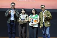 Perwakilan Mazda Indonesia berfoto bersama usai memperkenalkan Roadster Key Chain dan Circle of Joy Trophy, dua produk hasil kolaborasi dengan Kompas Lestari dan 4GoodThings yang dibuat dari botol Mazda Genuine Oil bekas melalui proses daur ulang (recycling) dan upcycling. Inisiatif ini menjadi wujud komitmen Mazda dalam mengedepankan craftsmanship, keberlanjutan, dan inovasi dengan mengubah material bekas menjadi produk bernilai guna dan bernilai estetika.