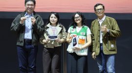 Perwakilan Mazda Indonesia berfoto bersama usai memperkenalkan Roadster Key Chain dan Circle of Joy Trophy, dua produk hasil kolaborasi dengan Kompas Lestari dan 4GoodThings yang dibuat dari botol Mazda Genuine Oil bekas melalui proses daur ulang (recycling) dan upcycling. Inisiatif ini menjadi wujud komitmen Mazda dalam mengedepankan craftsmanship, keberlanjutan, dan inovasi dengan mengubah material bekas menjadi produk bernilai guna dan bernilai estetika.