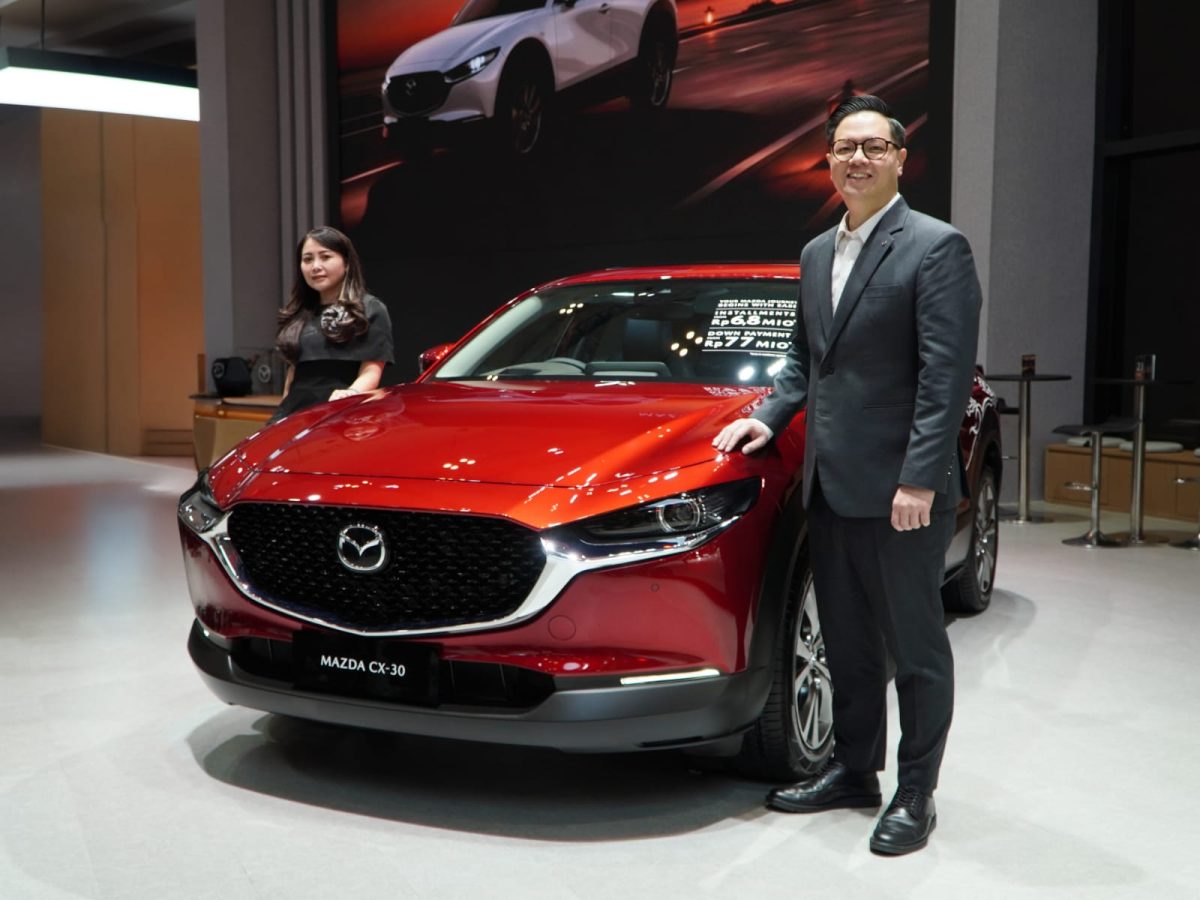Chief Operating Officer PT Eurokars Motor Indonesia, Ricky Thio, berpose bersama The New Mazda CX-30 usai peluncuran resmi di GIIAS 2026. Mazda menegaskan model rakitan Indonesia ini tetap mengusung kualitas, teknologi, dan pengalaman berkendara berstandar global.