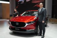 Chief Operating Officer PT Eurokars Motor Indonesia, Ricky Thio, berpose bersama The New Mazda CX-30 usai peluncuran resmi di GIIAS 2026. Mazda menegaskan model rakitan Indonesia ini tetap mengusung kualitas, teknologi, dan pengalaman berkendara berstandar global.