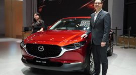 Chief Operating Officer PT Eurokars Motor Indonesia, Ricky Thio, berpose bersama The New Mazda CX-30 usai peluncuran resmi di GIIAS 2026. Mazda menegaskan model rakitan Indonesia ini tetap mengusung kualitas, teknologi, dan pengalaman berkendara berstandar global.