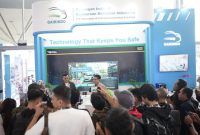 Pengunjung menyaksikan demonstrasi teknologi keselamatan kendaraan di Booth Safety & Advanced Technology GAIKINDO bersama Bosch Indonesia pada GIIAS 2026. Booth ini menampilkan sistem keselamatan modern berbasis Sense, Think, dan Act yang dirancang membantu pengemudi mendeteksi risiko dan mencegah kecelakaan di jalan.