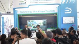 Pengunjung menyaksikan demonstrasi teknologi keselamatan kendaraan di Booth Safety & Advanced Technology GAIKINDO bersama Bosch Indonesia pada GIIAS 2026. Booth ini menampilkan sistem keselamatan modern berbasis Sense, Think, dan Act yang dirancang membantu pengemudi mendeteksi risiko dan mencegah kecelakaan di jalan.