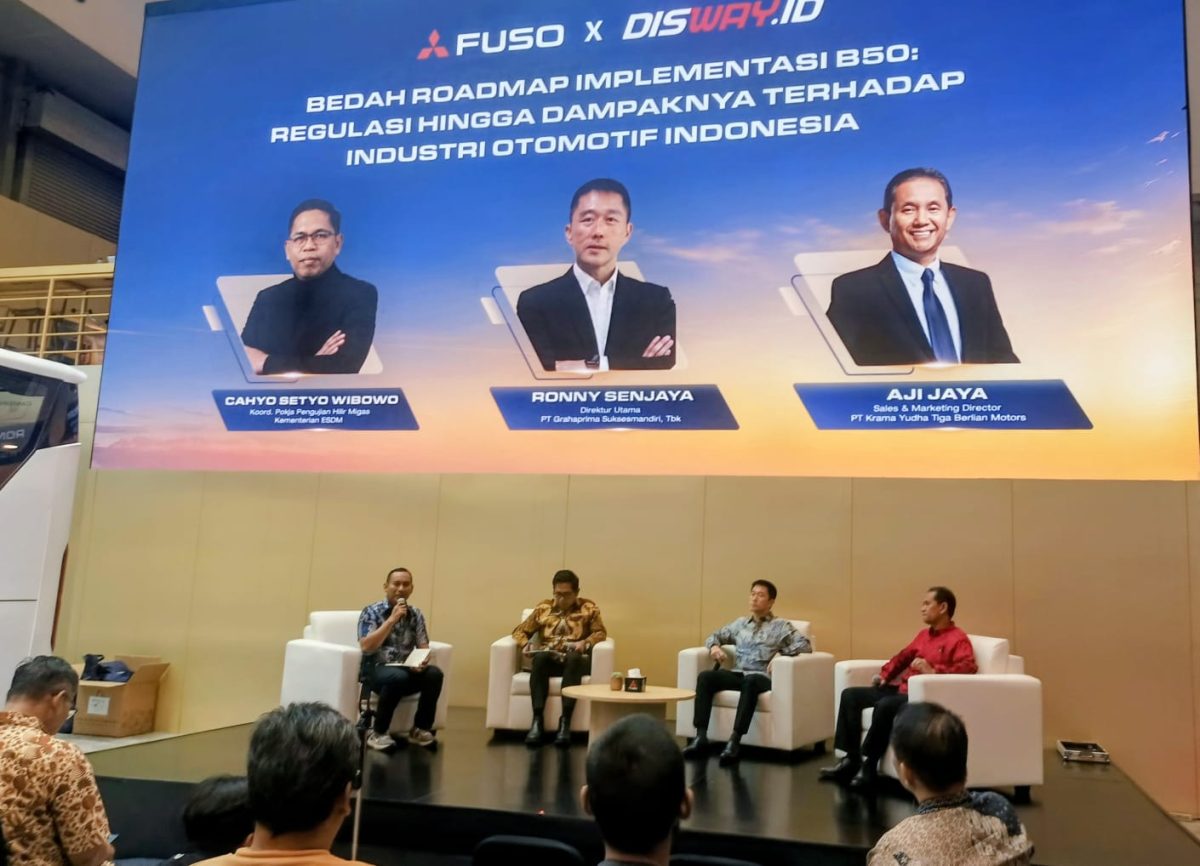 Keterangan foto:
Diskusi “Bedah Roadmap Implementasi B50: Regulasi hingga Dampaknya terhadap Industri Otomotif Indonesia” menghadirkan Cahyo Setyo Wibowo dari Kementerian ESDM, Ronny Senjaya, dan Aji Jaya dalam rangkaian GIIAS 2026, Tangerang, Jumat (7/8/2026).