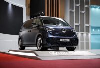 Volkswagen ID. Buzz ‘The Icon Collection’ tampil dengan warna Starlight Blue di ajang GIIAS 2026, Tangerang. MPV listrik ikonik ini memadukan desain khas Volkswagen Kombi dengan teknologi elektrifikasi modern.