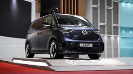 Volkswagen ID. Buzz ‘The Icon Collection’ tampil dengan warna Starlight Blue di ajang GIIAS 2026, Tangerang. MPV listrik ikonik ini memadukan desain khas Volkswagen Kombi dengan teknologi elektrifikasi modern.
