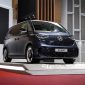 Volkswagen ID. Buzz ‘The Icon Collection’ tampil dengan warna Starlight Blue di ajang GIIAS 2026, Tangerang. MPV listrik ikonik ini memadukan desain khas Volkswagen Kombi dengan teknologi elektrifikasi modern.