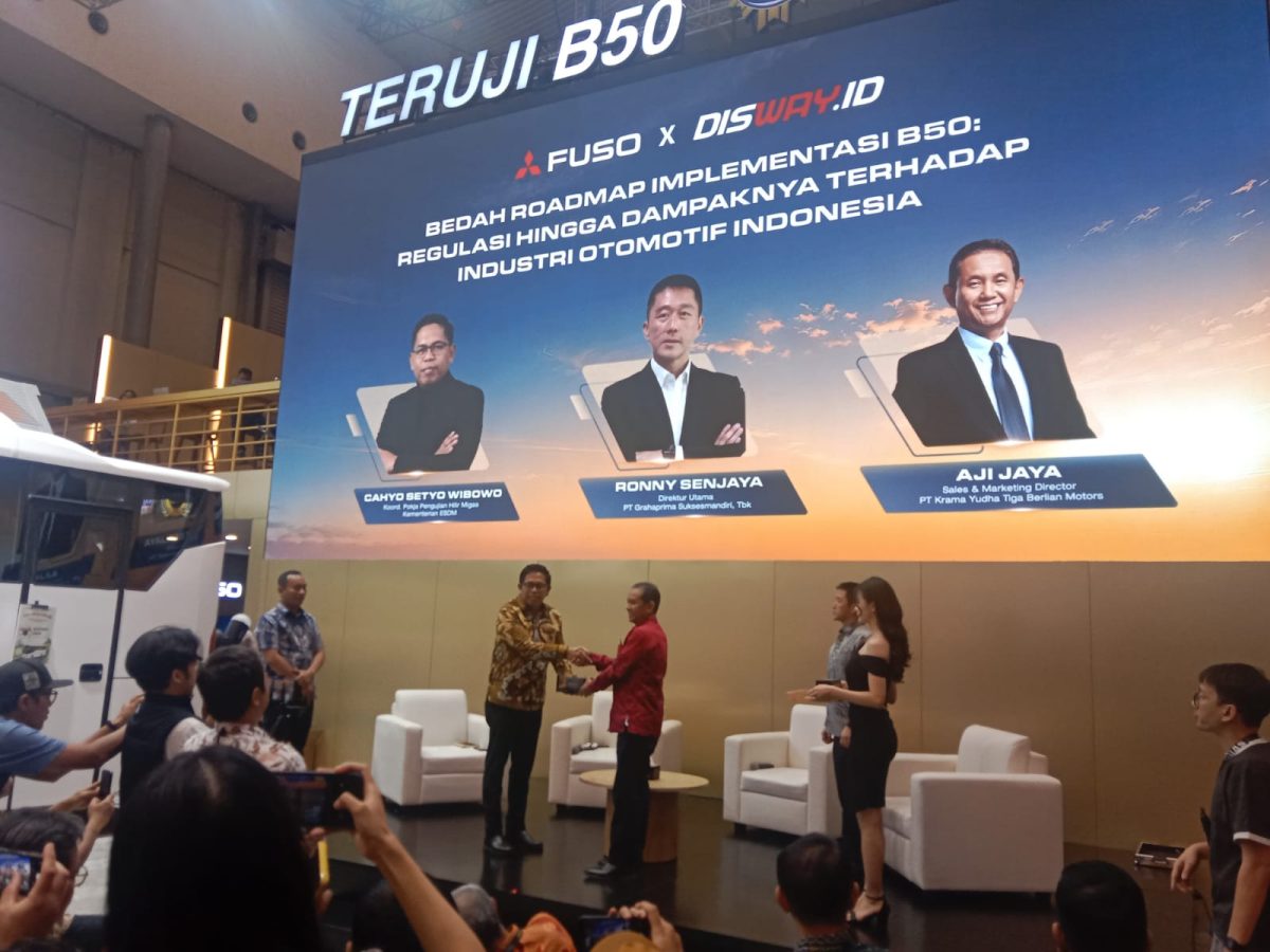 Mitsubishi Fuso bersama Kementerian ESDM dan Disway Group membahas roadmap implementasi B50 bagi kendaraan komersial dalam talkshow di GIIAS 2026, Tangerang, Jumat (7/8/2026).