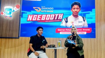 Qarrar Firhand hadir di booth MyPertamina GIIAS 2026, berbagi cerita perjalanan balap dan motivasi kepada pengunjung pada Sabtu (8/8/2026).