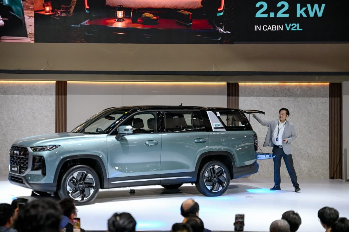 Chery menampilkan TIGGO V di GIIAS 2026, Tangerang, Sabtu (8/8/2026). SUV ini mengusung konsep 3-in-1 dengan fleksibilitas sebagai SUV, MPV, dan kendaraan utilitas, serta dilengkapi fitur V2L berdaya 2,2 kW.