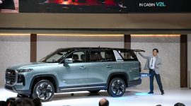 Chery menampilkan TIGGO V di GIIAS 2026, Tangerang, Sabtu (8/8/2026). SUV ini mengusung konsep 3-in-1 dengan fleksibilitas sebagai SUV, MPV, dan kendaraan utilitas, serta dilengkapi fitur V2L berdaya 2,2 kW.