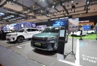 JAECOO J5 EV tampil di ajang GIIAS 2026. Penjualan J5 EV mencapai 20.186 unit hingga Juli 2026, dengan capaian bulanan tertinggi sebanyak 3.200 unit pada Juli.