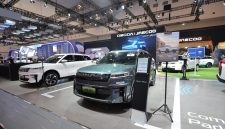 JAECOO J5 EV tampil di ajang GIIAS 2026. Penjualan J5 EV mencapai 20.186 unit hingga Juli 2026, dengan capaian bulanan tertinggi sebanyak 3.200 unit pada Juli.