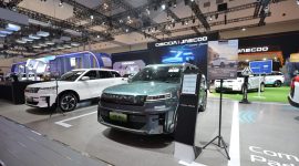 JAECOO J5 EV tampil di ajang GIIAS 2026. Penjualan J5 EV mencapai 20.186 unit hingga Juli 2026, dengan capaian bulanan tertinggi sebanyak 3.200 unit pada Juli.