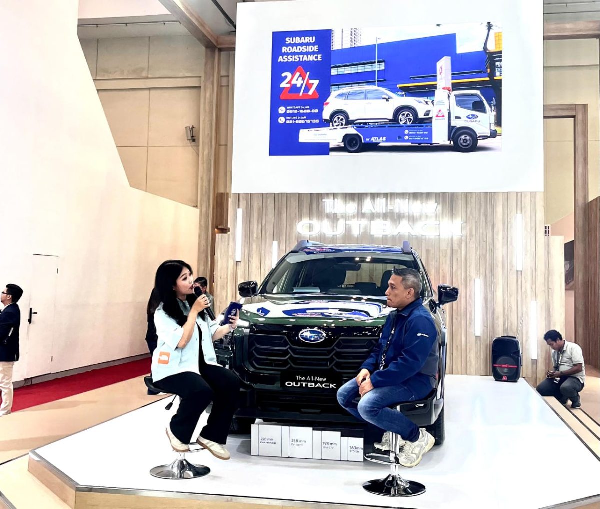 Subaru Outback tampil di booth Subaru pada GIIAS 2026. Seorang perwakilan Subaru berbincang dengan pengunjung di depan kendaraan yang menjadi bagian dari kolaborasi Subaru dan Thule untuk mendukung berbagai kebutuhan perjalanan.