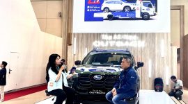 Subaru Outback tampil di booth Subaru pada GIIAS 2026. Seorang perwakilan Subaru berbincang dengan pengunjung di depan kendaraan yang menjadi bagian dari kolaborasi Subaru dan Thule untuk mendukung berbagai kebutuhan perjalanan.