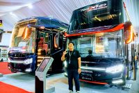 Brand and Marcomm Manager PT Laksana Bus Manufaktur, Singgih Eko Yudistiro, berfoto di area booth Laksana dengan dua bus yang dipamerkan pada GIIAS 2026, ICE BSD, Tangerang, Banten, Minggu (9/8/2026).