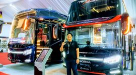 Brand and Marcomm Manager PT Laksana Bus Manufaktur, Singgih Eko Yudistiro, berfoto di area booth Laksana dengan dua bus yang dipamerkan pada GIIAS 2026, ICE BSD, Tangerang, Banten, Minggu (9/8/2026).