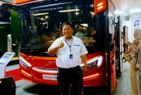 Marketing PT Tentrem Sejahtera (Karoseri Tentrem), Nugroho Eko Saputro, berfoto di depan bus Tentrem yang dipamerkan pada GIIAS 2026 di ICE BSD, Tangerang, Banten, Minggu (9/8/2026).