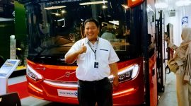 Marketing PT Tentrem Sejahtera (Karoseri Tentrem), Nugroho Eko Saputro, berfoto di depan bus Tentrem yang dipamerkan pada GIIAS 2026 di ICE BSD, Tangerang, Banten, Minggu (9/8/2026).