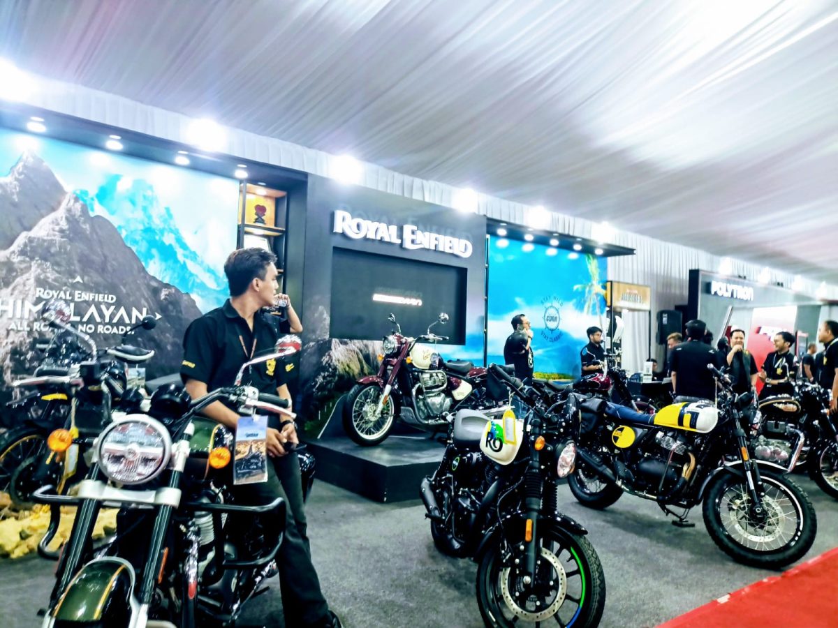 Booth Royal Enfield menampilkan sejumlah model sepeda motor bergaya klasik dan modern pada GIIAS 2026 di ICE BSD, Tangerang, Banten, Minggu (9/8/2026). Royal Enfield mencatat pertumbuhan penjualan sekitar 10 persen dibandingkan tahun sebelumnya.