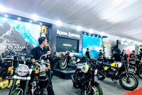 Booth Royal Enfield menampilkan sejumlah model sepeda motor bergaya klasik dan modern pada GIIAS 2026 di ICE BSD, Tangerang, Banten, Minggu (9/8/2026). Royal Enfield mencatat pertumbuhan penjualan sekitar 10 persen dibandingkan tahun sebelumnya.