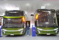 Dua unit bus karoseri Adiputro tampil di booth Adiputro pada ajang GIIAS 2026 di ICE BSD, Tangerang, Banten. Kehadiran produk tersebut menjadi bagian dari inovasi Adiputro untuk menjawab kebutuhan transportasi bus di Indonesia.