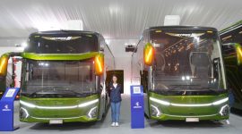 Dua unit bus karoseri Adiputro tampil di booth Adiputro pada ajang GIIAS 2026 di ICE BSD, Tangerang, Banten. Kehadiran produk tersebut menjadi bagian dari inovasi Adiputro untuk menjawab kebutuhan transportasi bus di Indonesia.